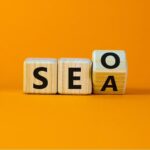 Les mots SEA et SEO sont composés avec des cubes de bois, sur chaque face, on trouve une lettre : S, E, A et O