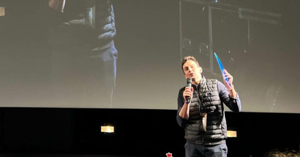 Cédric Kessler durant sa conférence au festival Bizz and Buzz 2025 sur le sujet du "podcast : un levier de communication authentique et engageant"