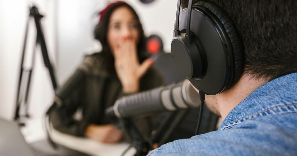 Un homme et une femme en plein podcast conversationnel