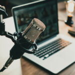Matériel nécessaire pour faire un podcast authentique : un micro et un ordinateur
